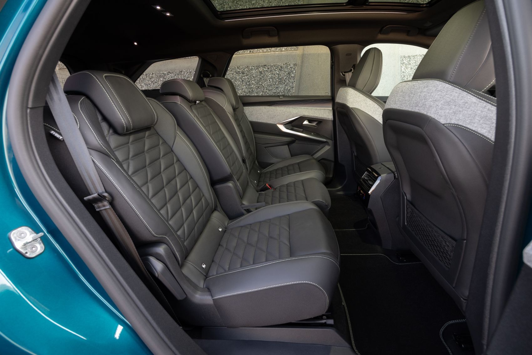 Interior moderno con asientos de cuero elegantes y tecnología avanzada