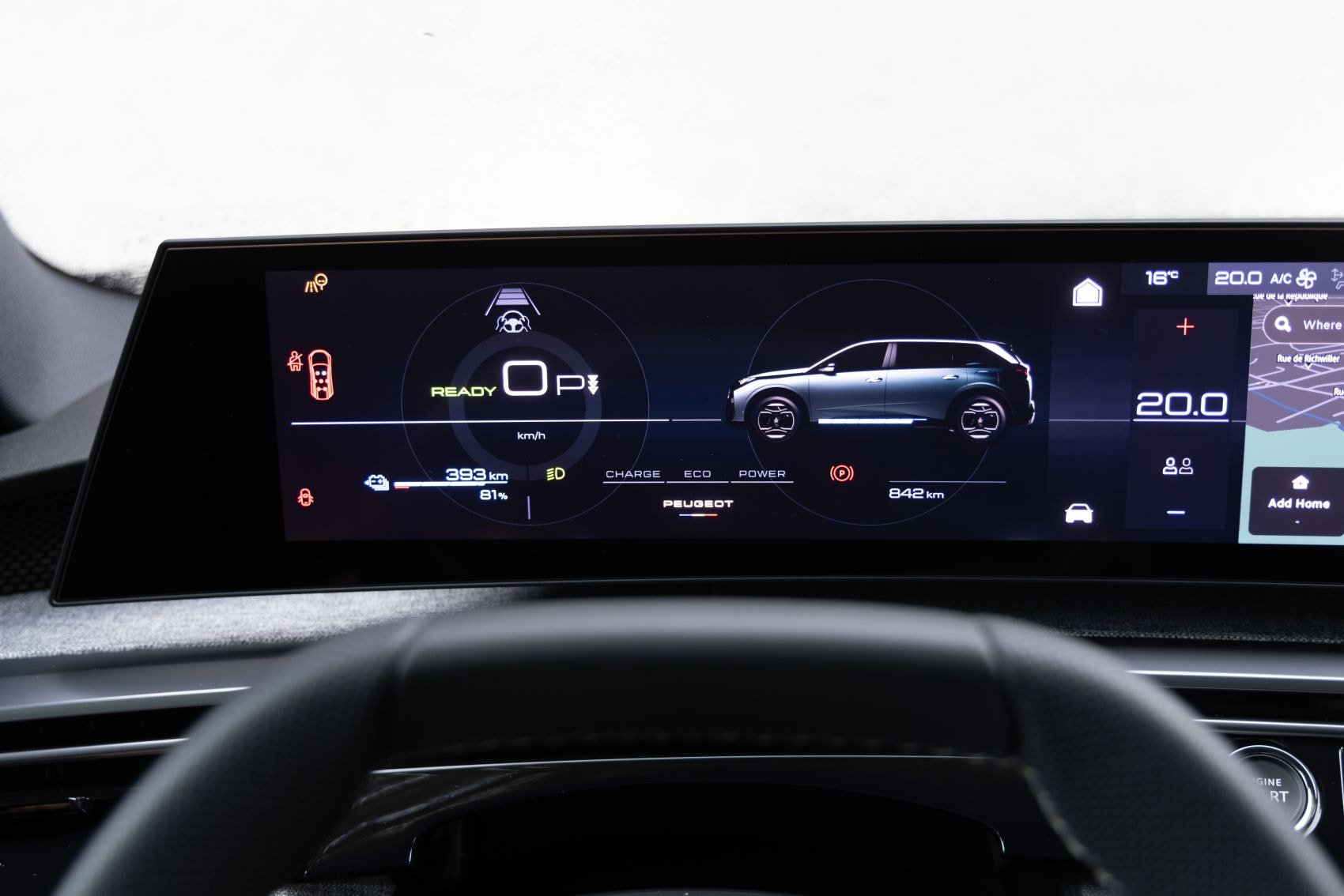 Pantalla digital que muestra información crucial del vehículo