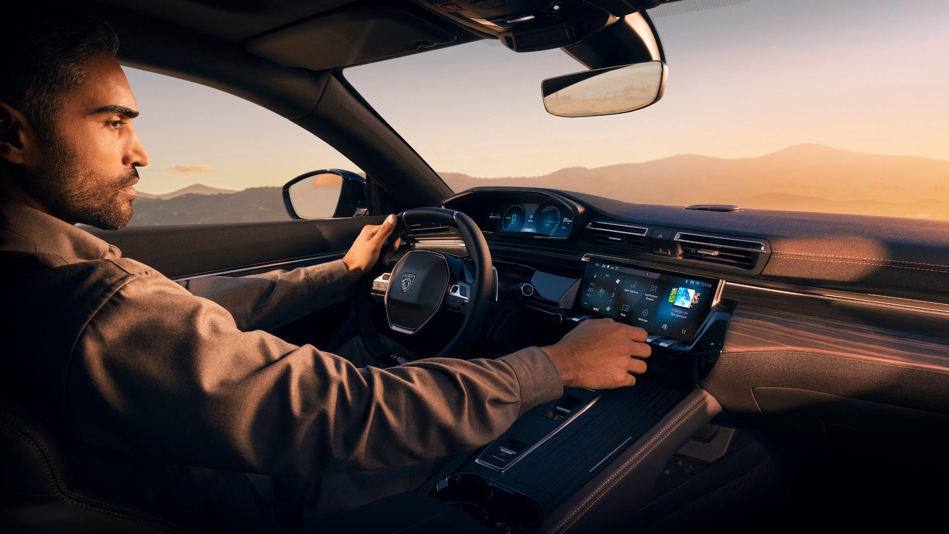 Conducción al atardecer en el Peugeot 508 Híbrido, interior tecnológico y sofisticado.