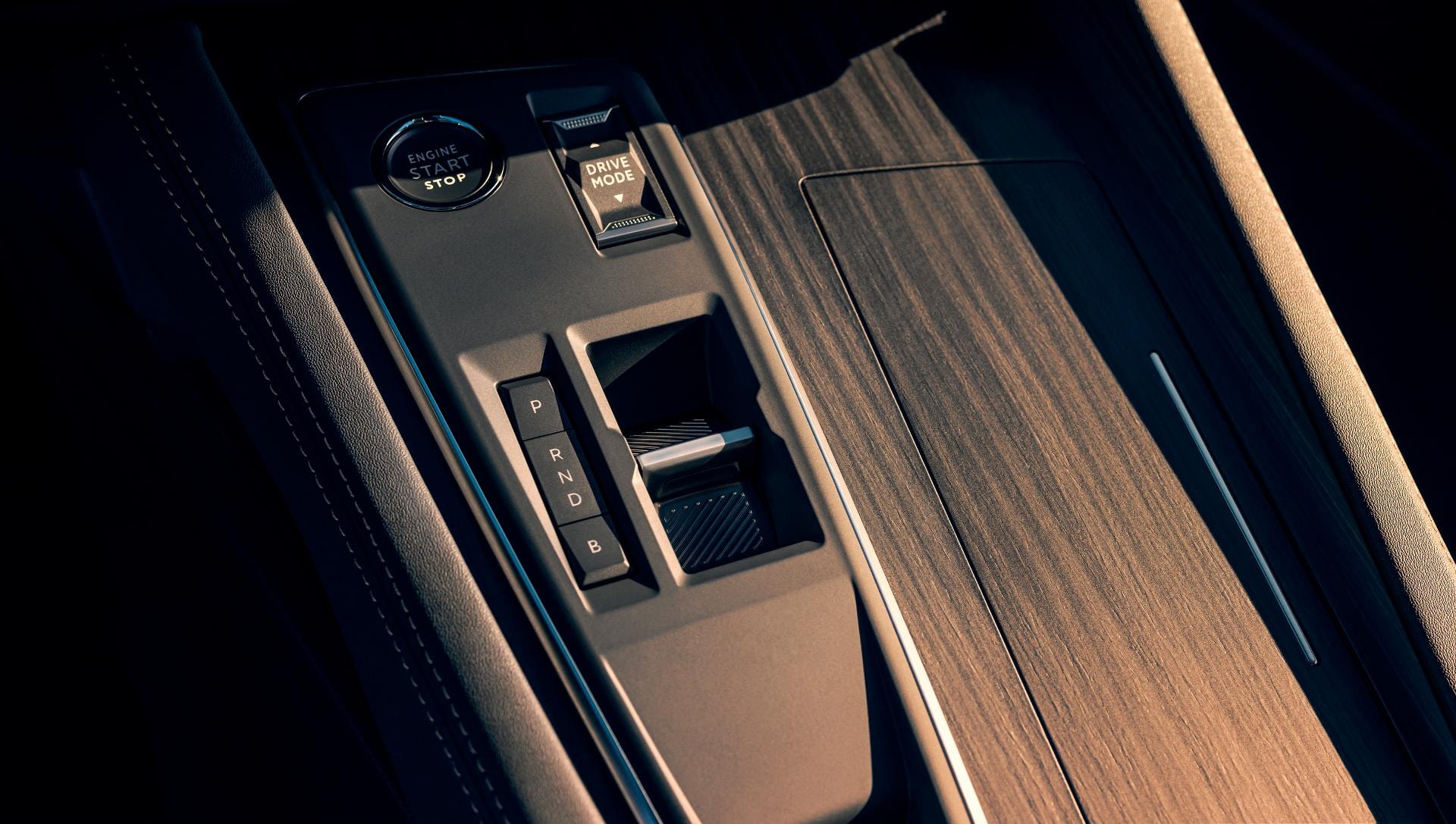 Consola central del Peugeot 508, mezcla de tecnología y acabados en madera.