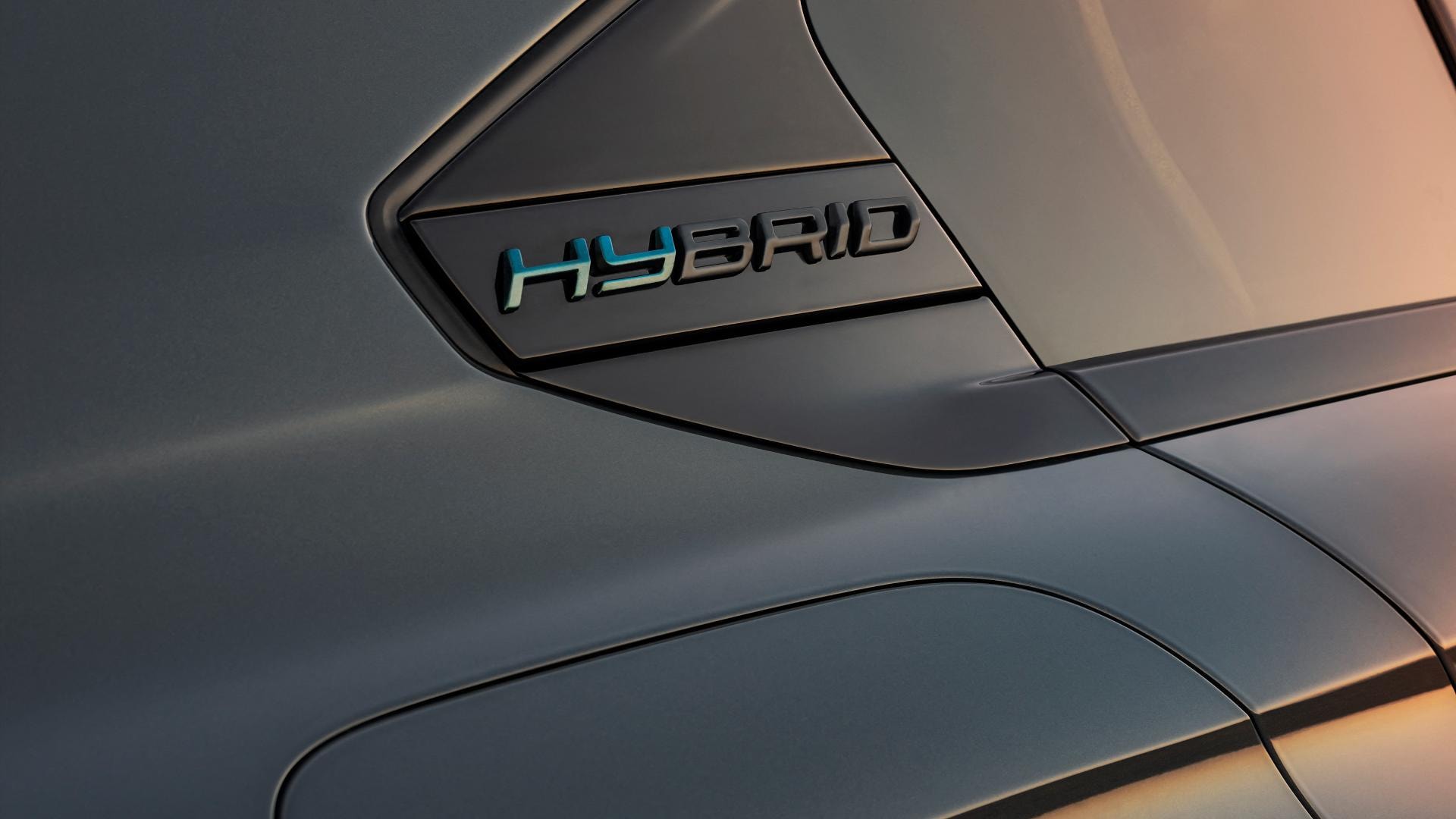 Badge "HYBRID" que indica la variante híbrida del Peugeot 508, con acabado cromado