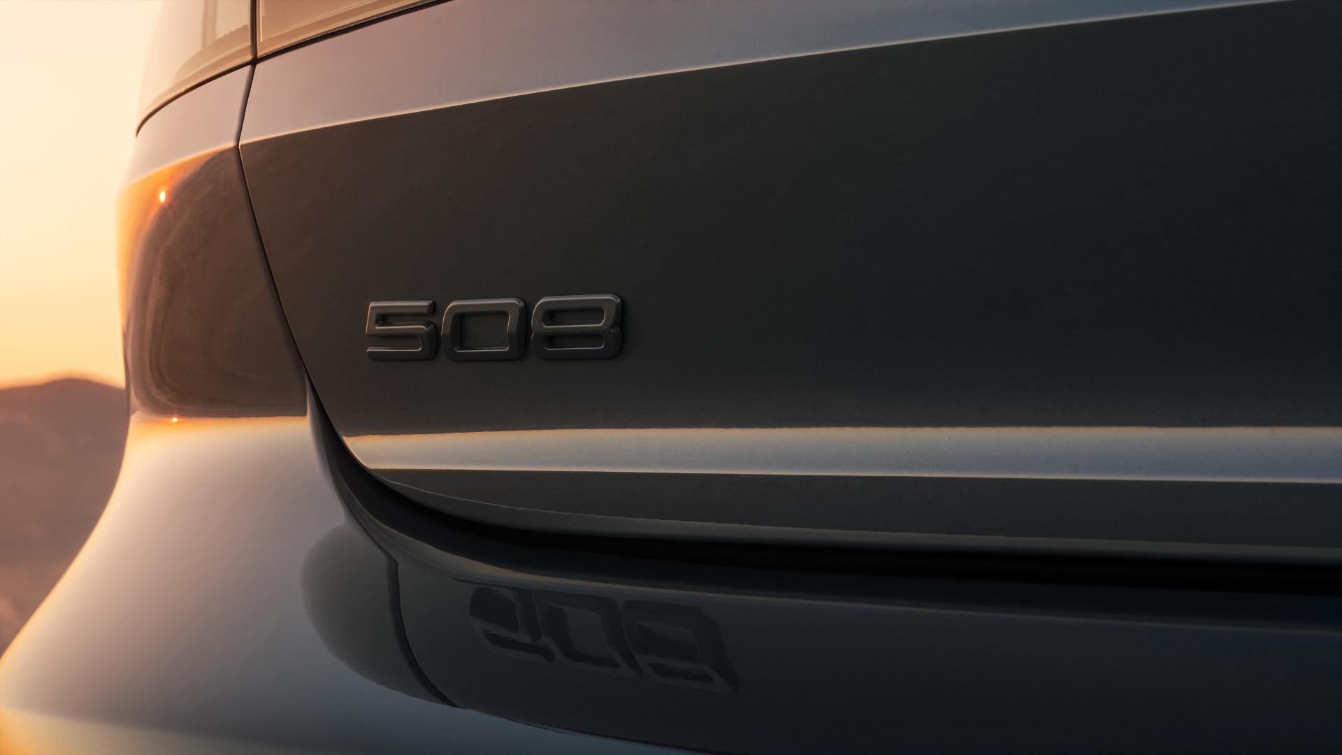 Emblema "508" en el diseño trasero del vehículo, realzado por la luz del atardecer