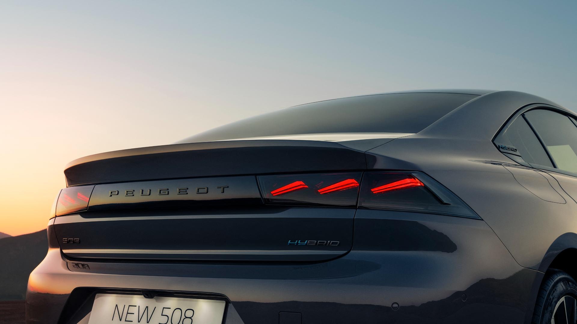 Firma lumínica trasera del Peugeot 508 híbrido, con diseño tecnológico y moderno
