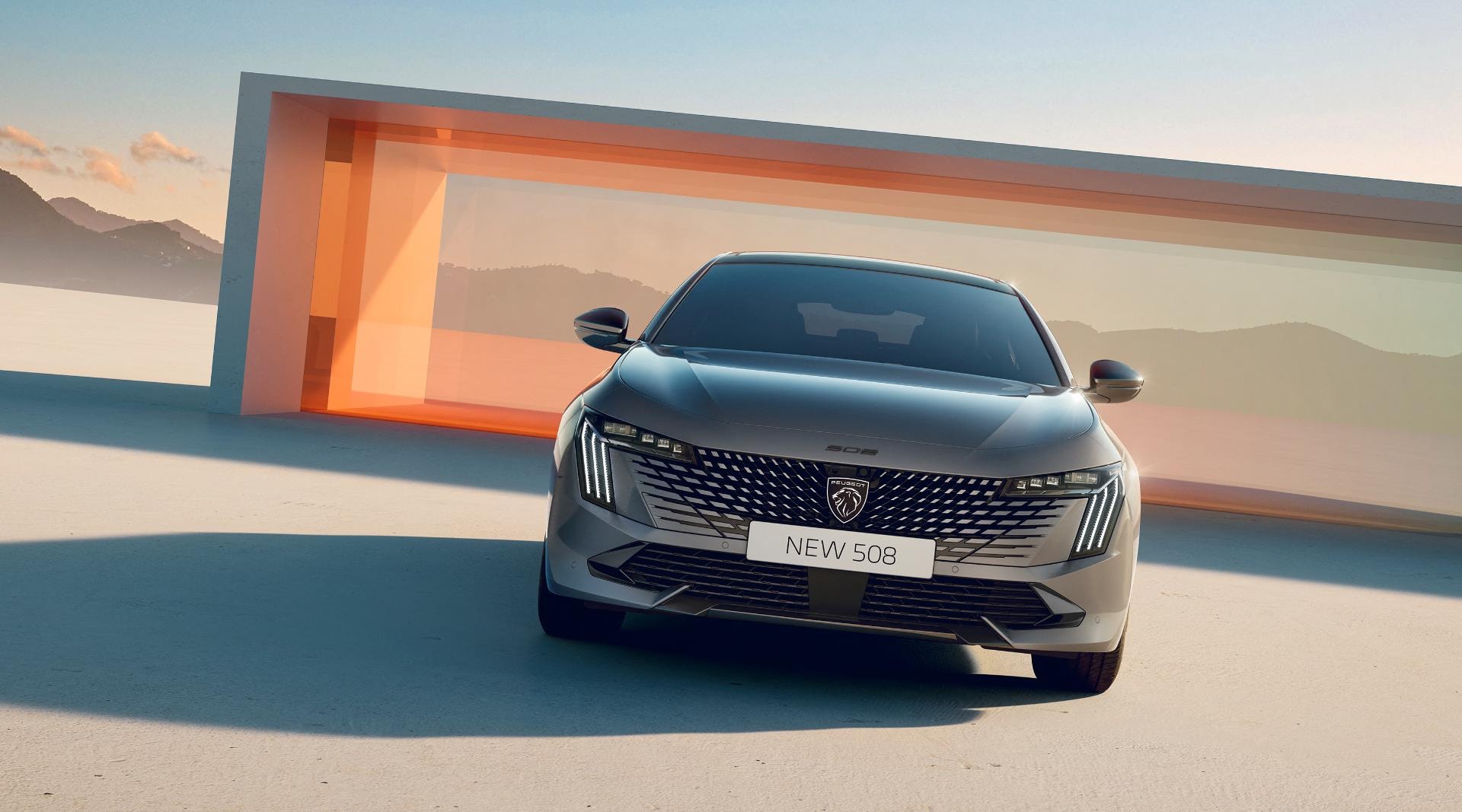 Frente del nuevo Peugeot 508 híbrido destacando la firma lumínica y parrilla