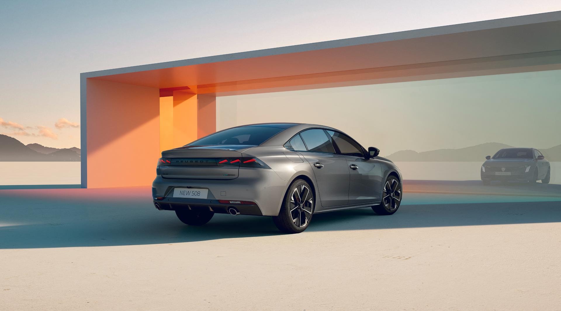 Postura soberbia y luces traseras del Peugeot 508 híbrido en entorno minimalista