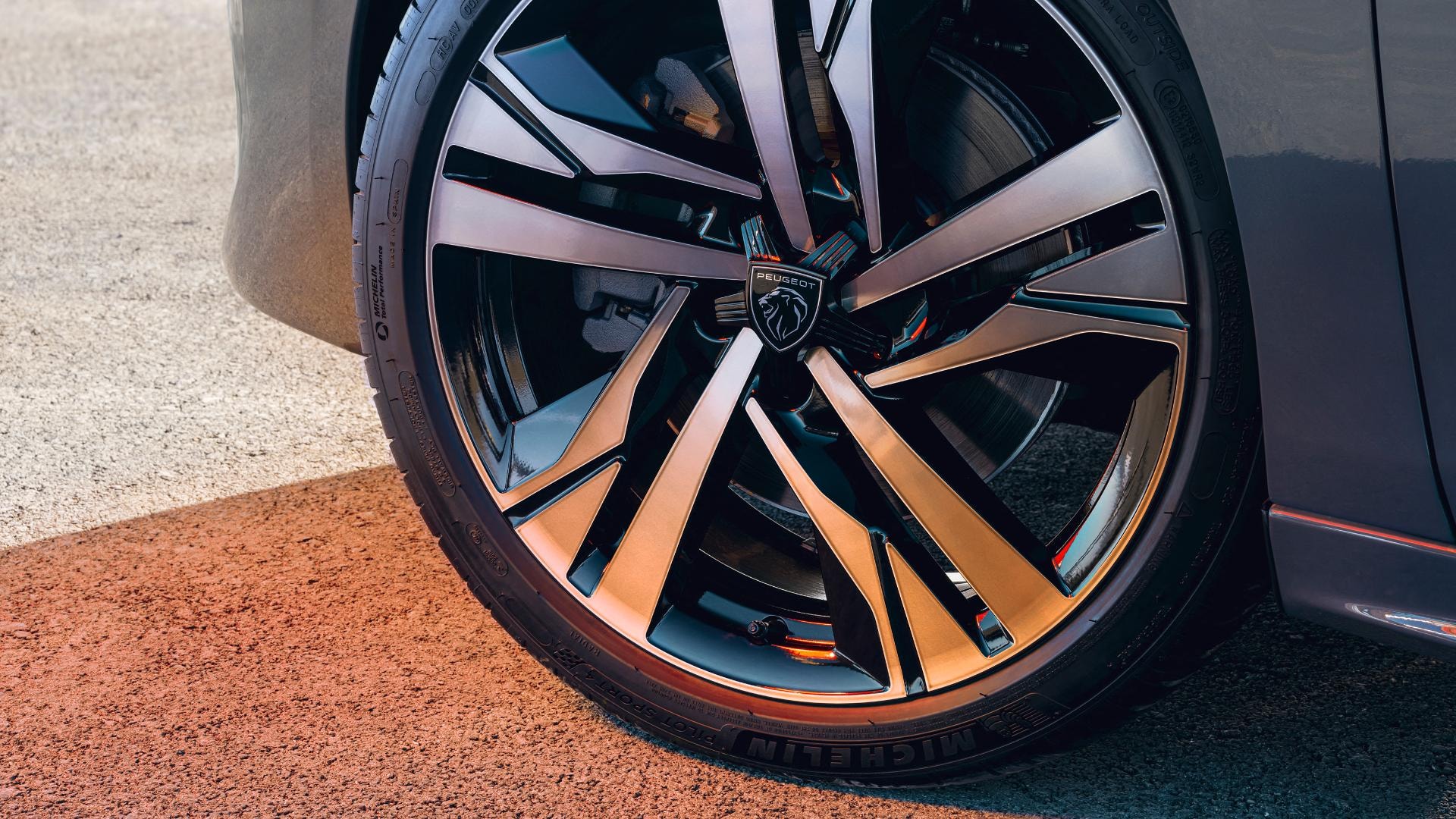 Detalle de la llanta con diseño distintivo del Peugeot 508 Híbrido.