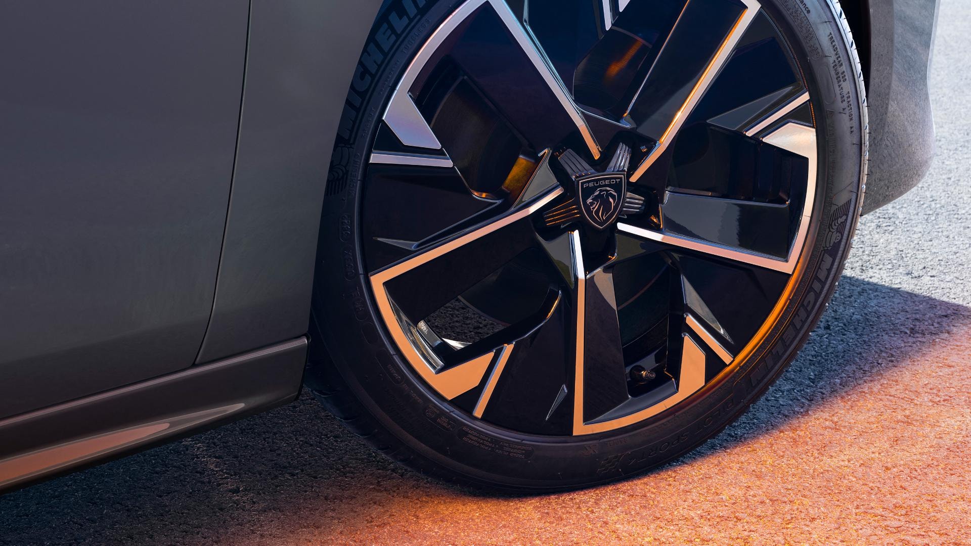 Diseño de la llanta de aleación del Peugeot 508 Híbrido en detalle.