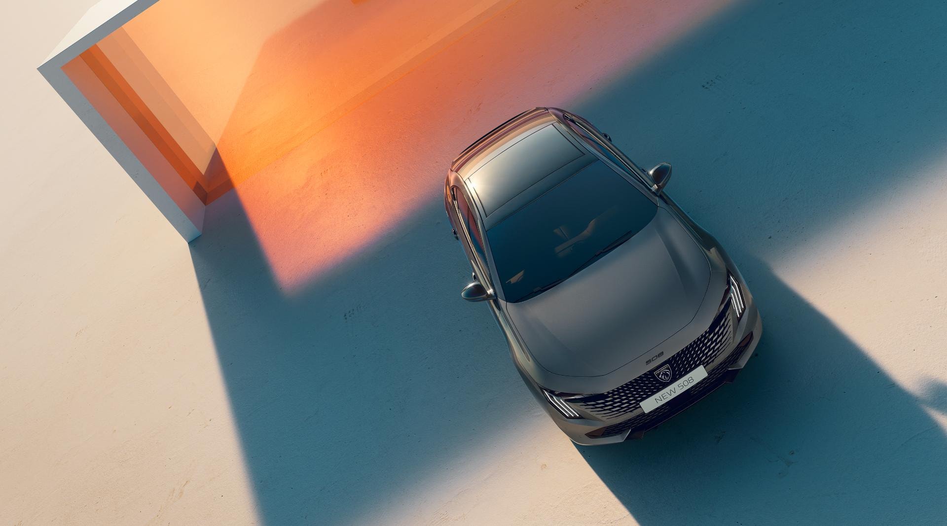 Vista aérea del Peugeot 508 híbrido, resaltando su techo y líneas elegantes