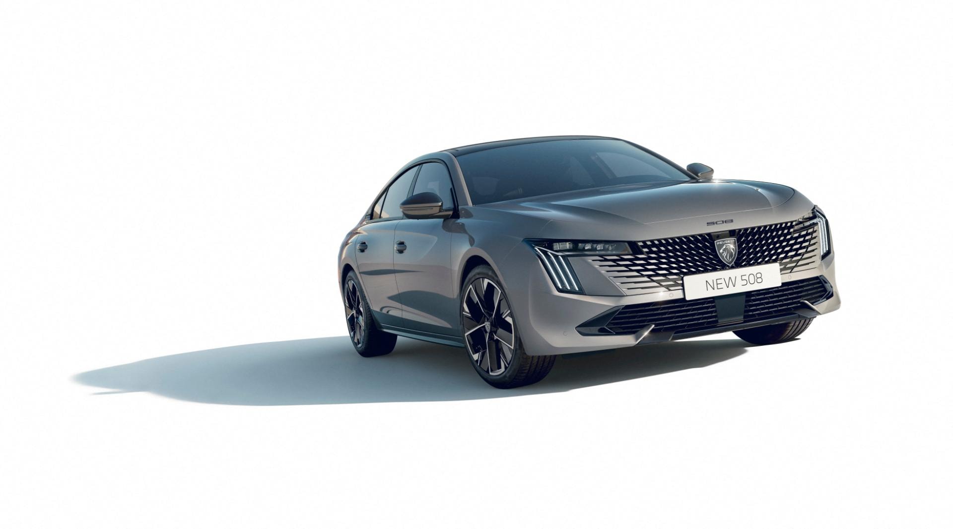 La nueva Peugeot 508 híbrida mostrando su frente distintivo y parrilla elegante