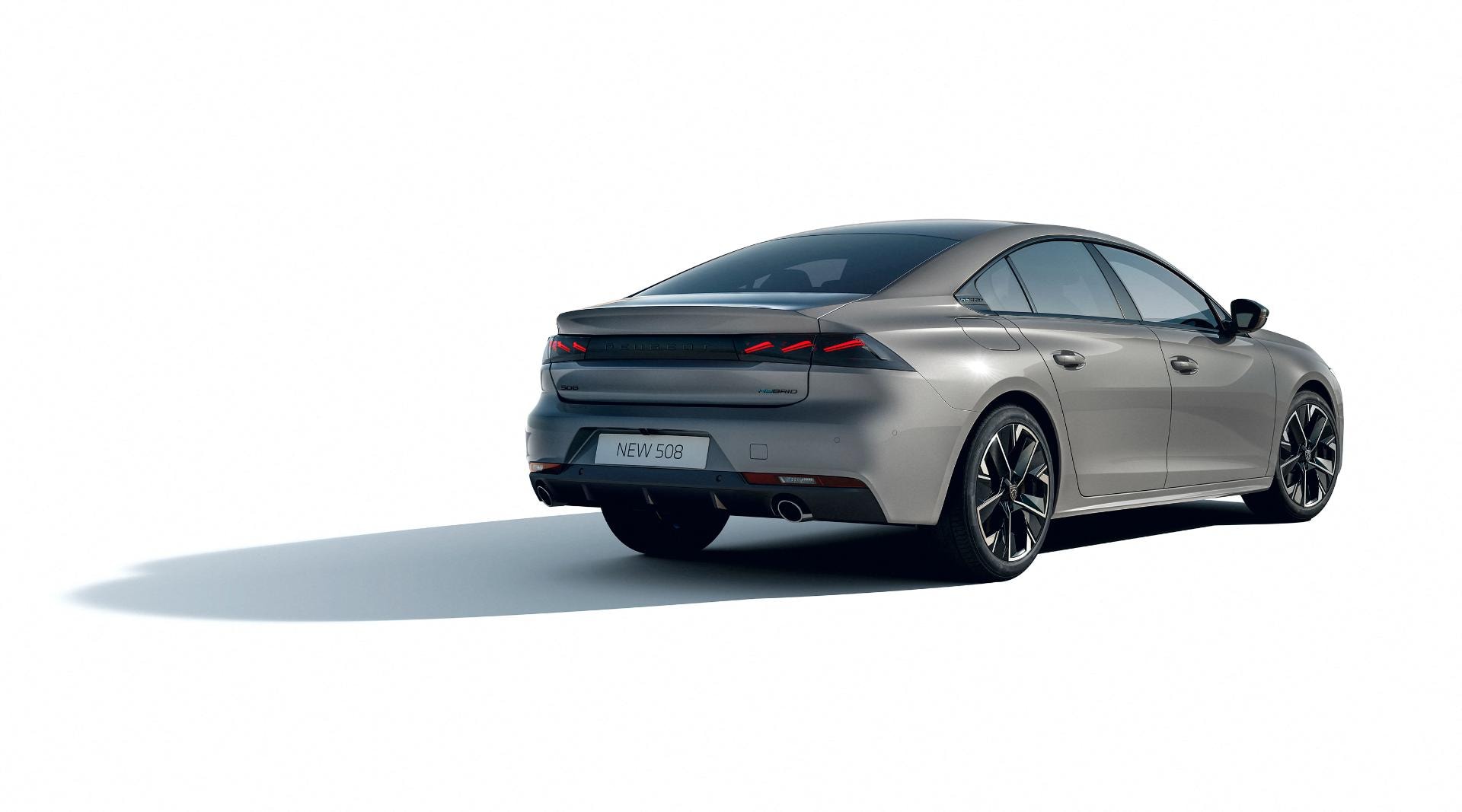 Imagen lateral y trasera del Peugeot 508 híbrido, mostrando su línea deportiva