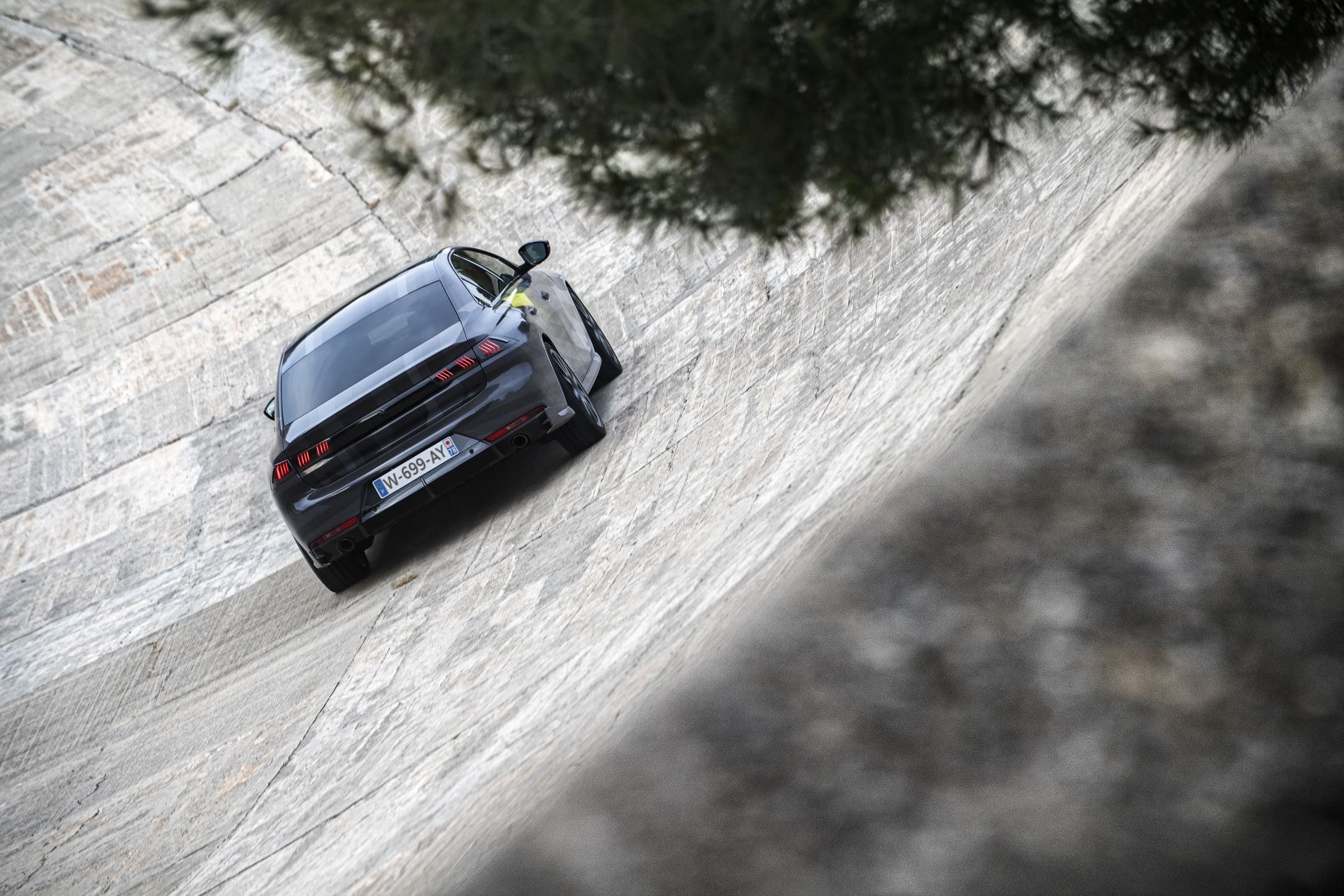 Vista lateral del interior del Peugeot 508 PSE, destacando sus asientos deportivos.