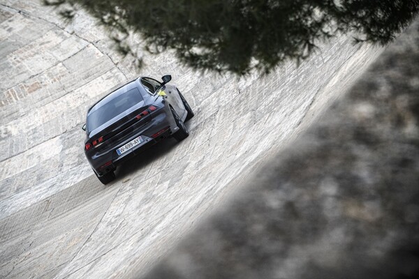 Vista lateral del interior del Peugeot 508 PSE, destacando sus asientos deportivos. Vista lateral del interior del Peugeot 508 PSE, destacando sus asientos deportivos.