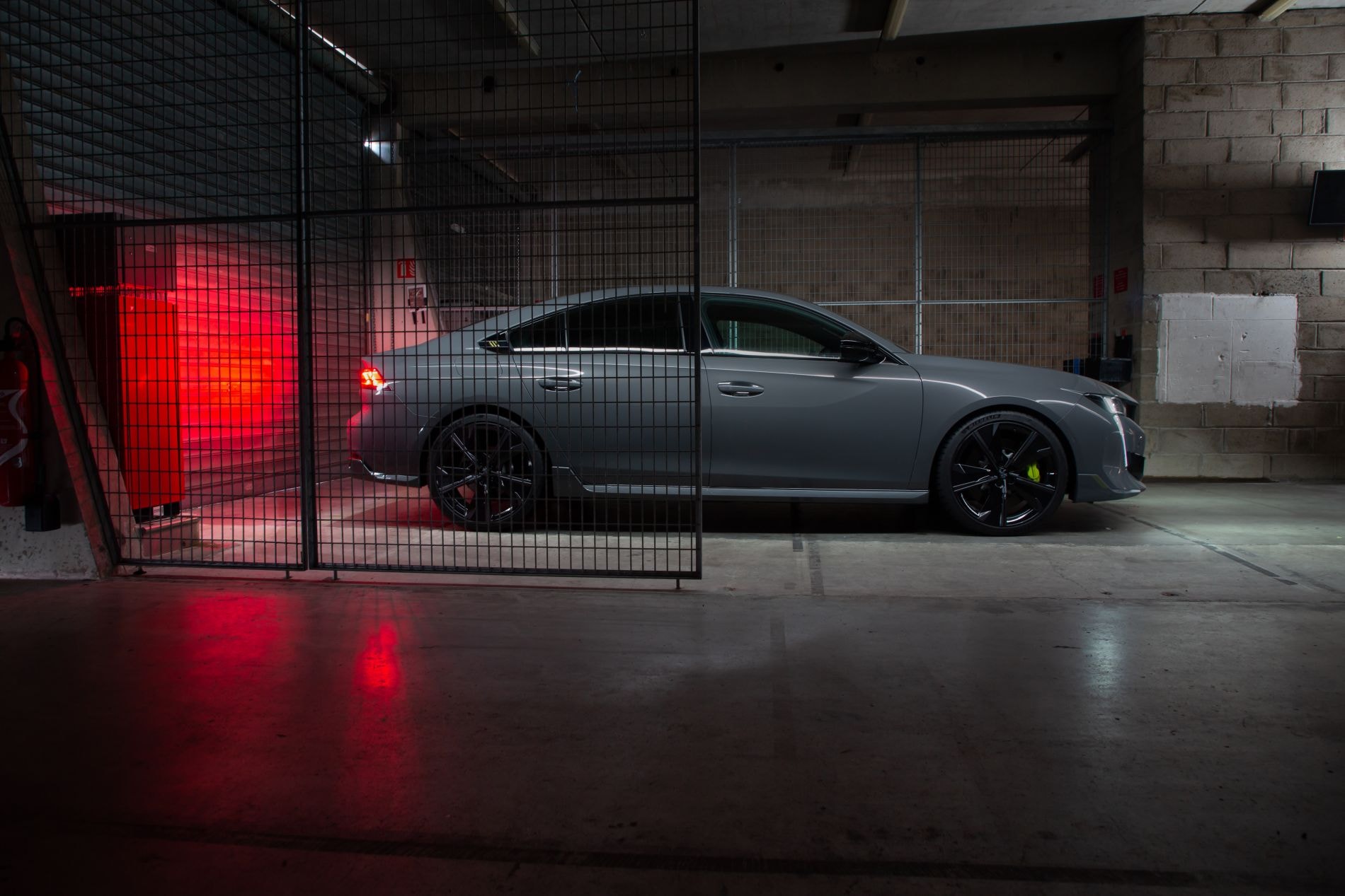 Vista trasera del Peugeot 508 PSE, que resalta su aerodinámica.