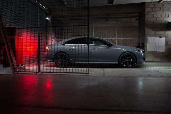 Vista trasera del Peugeot 508 PSE, que resalta su aerodinámica. Vista trasera del Peugeot 508 PSE, que resalta su aerodinámica.