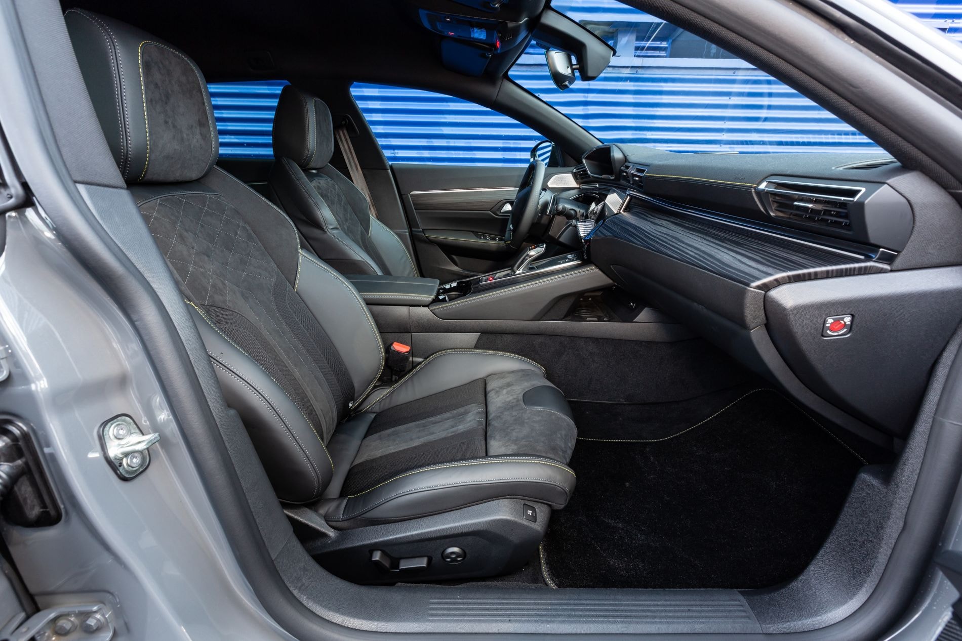 Detalle de la insignia '508' en el costado, resaltando su modernidad.