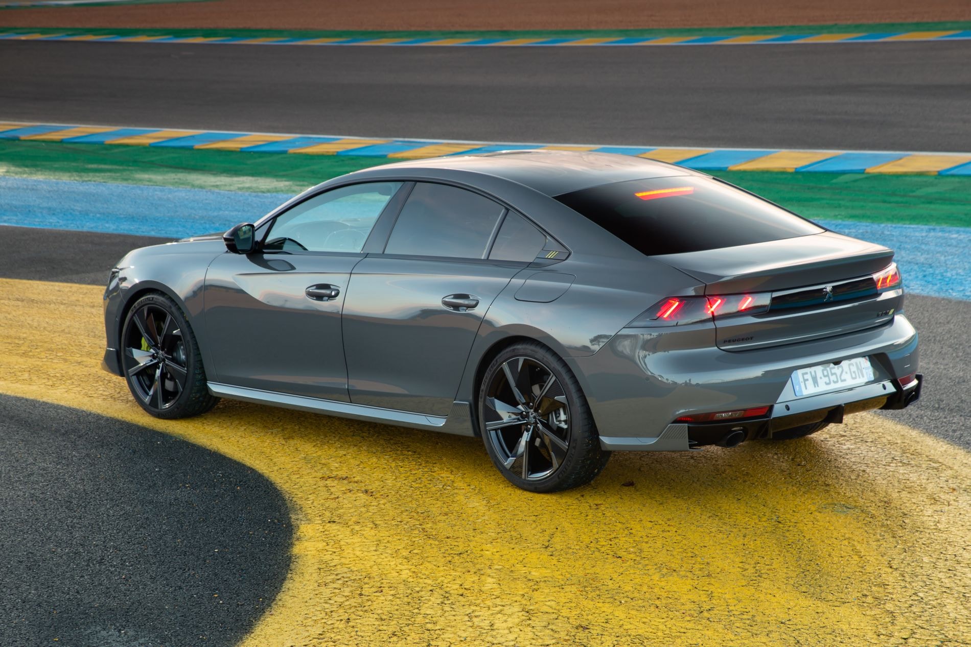 Asientos deportivos del Peugeot 508 PSE, combinando confort y soporte.