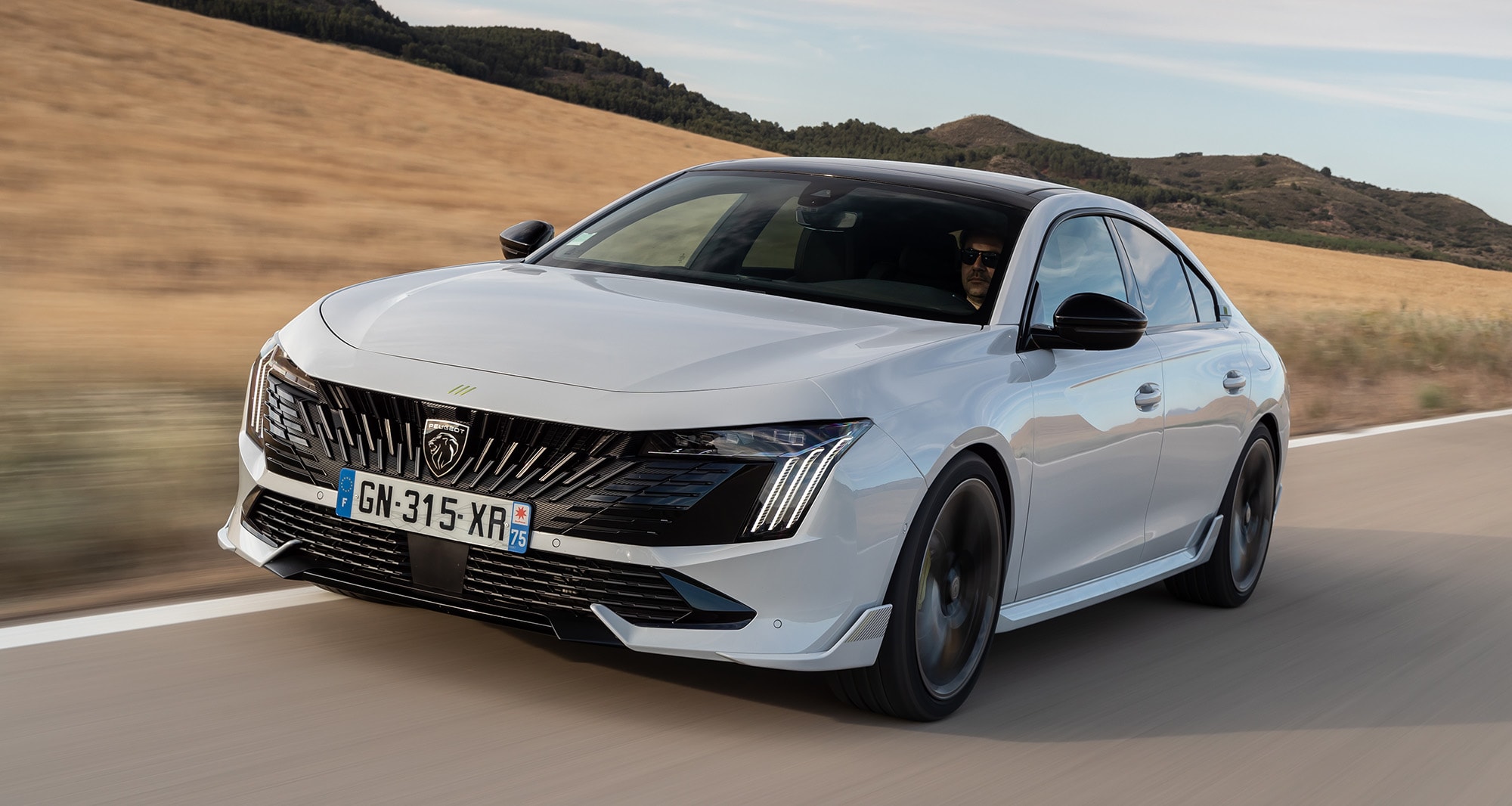 Vista dinámica del Peugeot 508 PSE enfatizando su línea deportiva