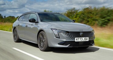 El Peugeot 508 SW en movimiento muestra líneas elegantes y deportivas. El Peugeot 508 SW en movimiento muestra líneas elegantes y deportivas.