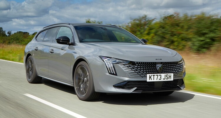 El Peugeot 508 SW en movimiento muestra líneas elegantes y deportivas.