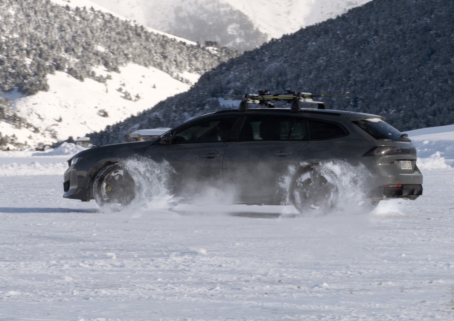 Espacioso maletero del Peugeot 508 SW con los asientos abatidos, ideal para carga.