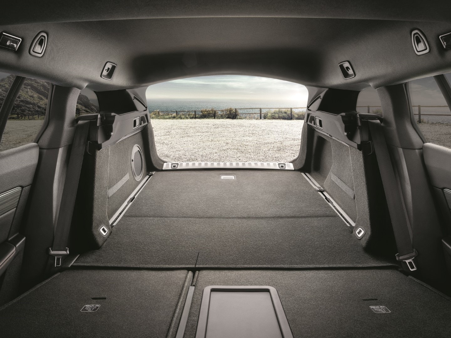 Perfil dinámico del Peugeot 508 SW con una línea estilizada y aerodinámica.