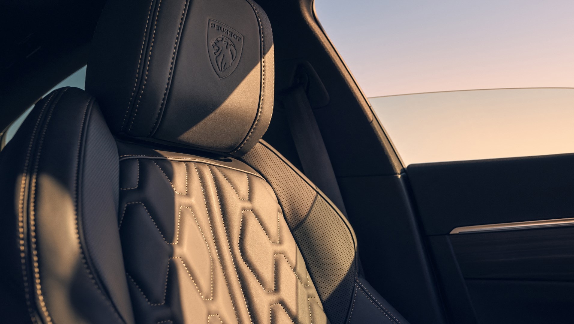 Asientos de cuero premium con emblema Peugeot grabado.
