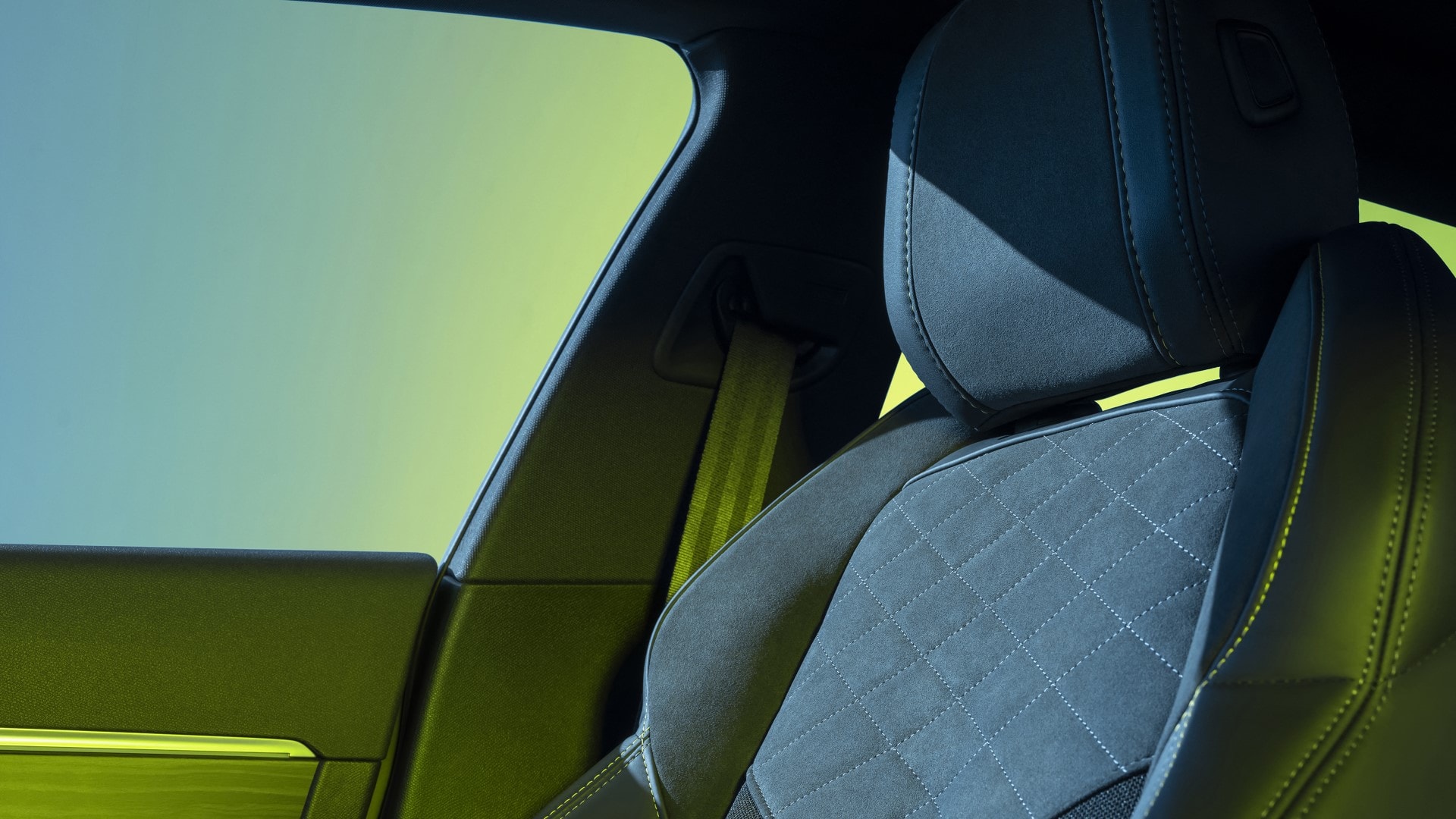 Asiento deportivo con costuras y diseño exclusivo en tonos verdes.