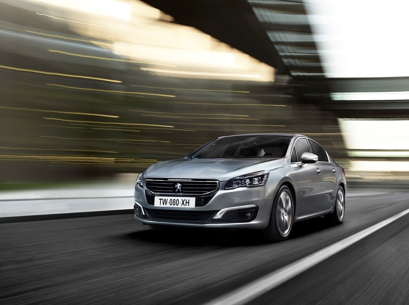 Berlina Peugeot 508 en acción, enfatizando su aerodinámica y diseño elegante.