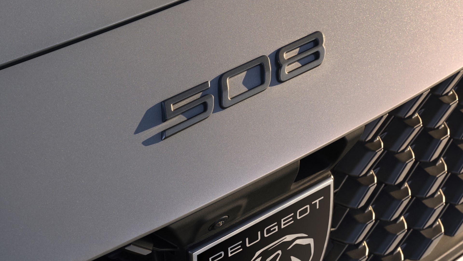 Primer plano del emblema del Peugeot 508, simbolizando su identidad.