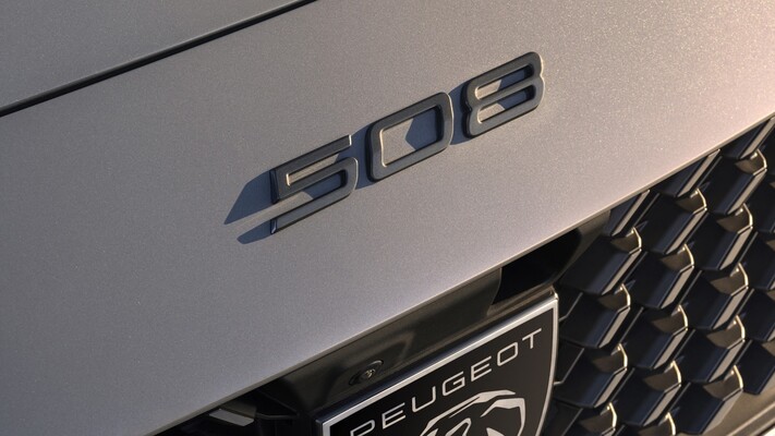 Primer plano del emblema del Peugeot 508, simbolizando su identidad. Primer plano del emblema del Peugeot 508, simbolizando su identidad.