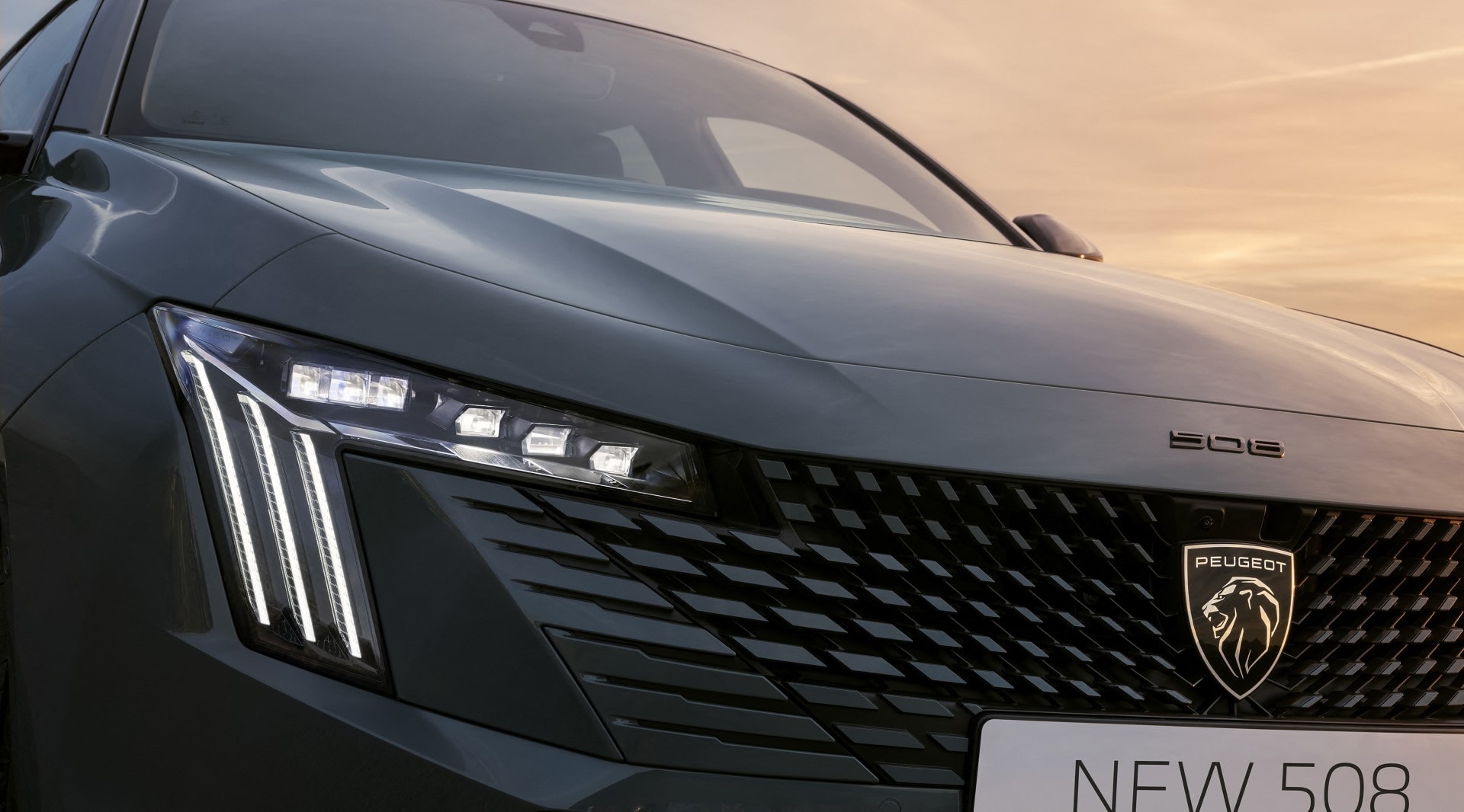 Detalle de los faros delanteros del Peugeot 508 con tecnología LED y diseño afilado.