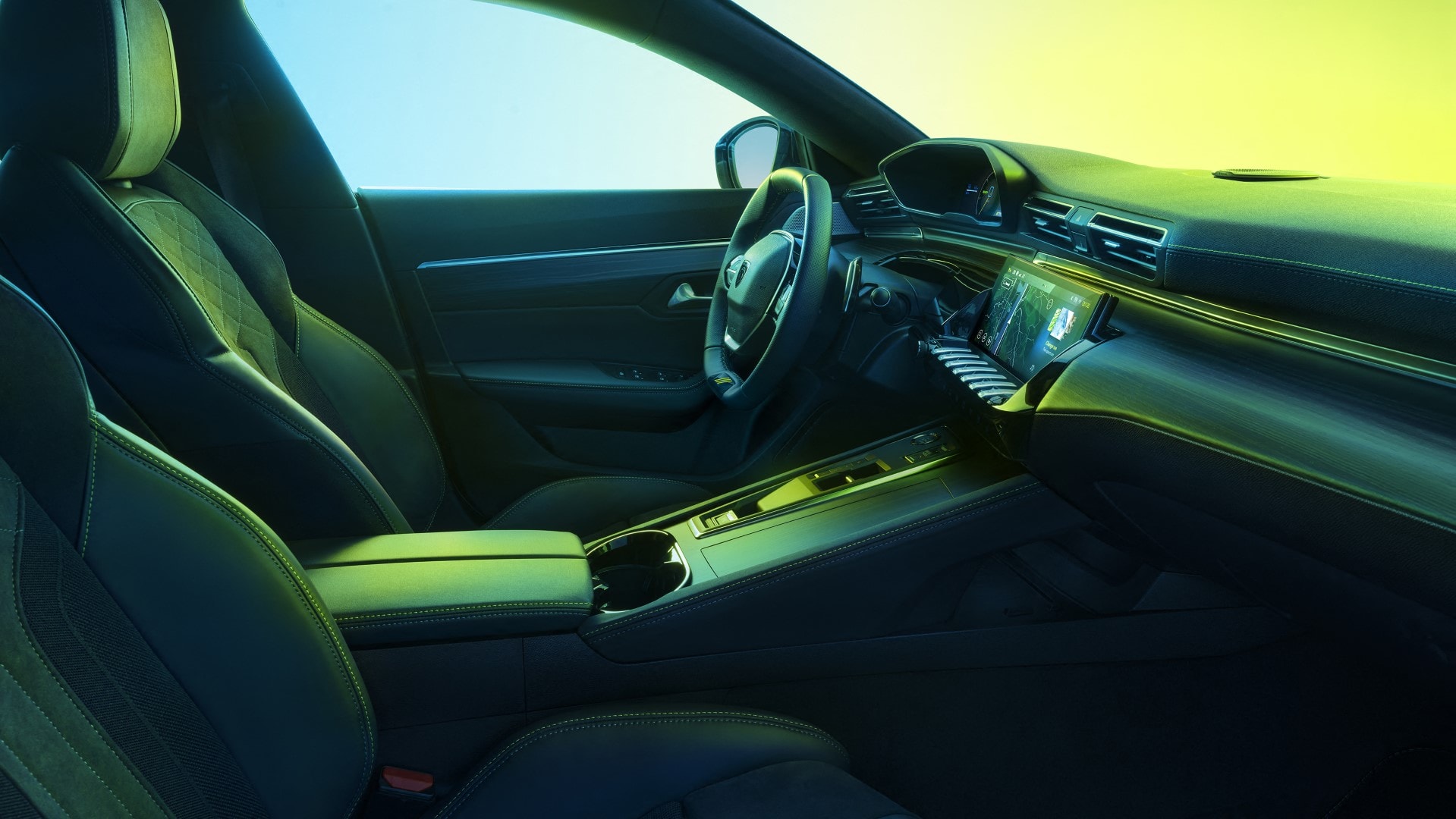 Cabin interior del Peugeot 508 con acabados premium y detalles cuidados.