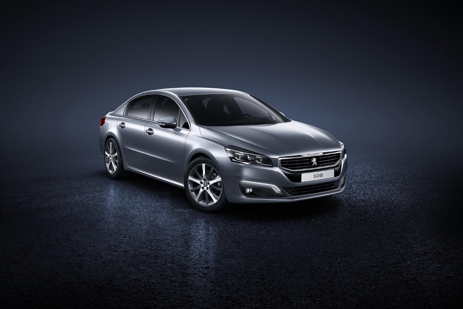 Perfil del Peugeot 508 en un entorno de estudio, resaltando sus líneas.