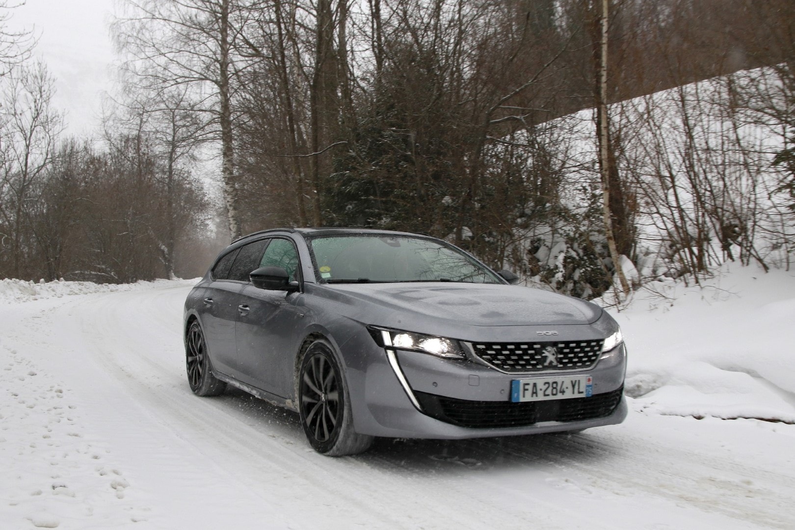 Peugeot 508 en acción en un escenario invernal, demostrando su capacidad en condiciones adversas.