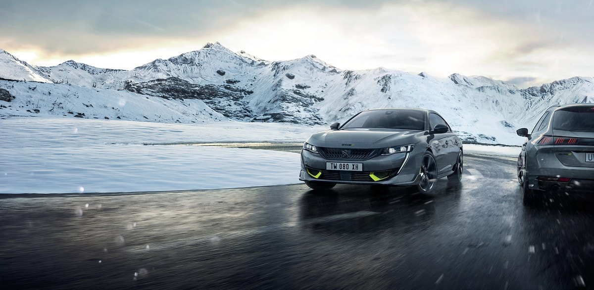 Peugeot 508 adaptado a condiciones invernales, mostrando su destreza y diseño.