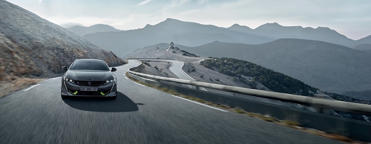 Imagen dinámica del Peugeot 508 rodando por una carretera de montaña.