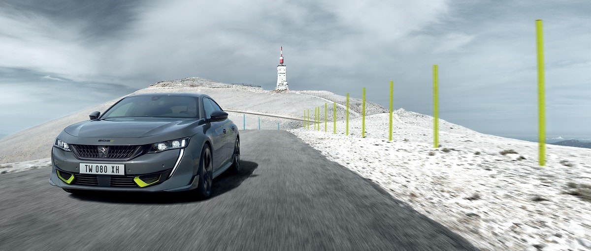 El Peugeot 508 en un entorno montañoso, demostrando su carácter viajero.