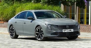 Vista lateral y delantera del Peugeot 508, resaltando su aerodinámica y diseño moderno. Vista lateral y delantera del Peugeot 508, resaltando su aerodinámica y diseño moderno.