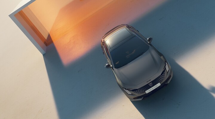 Vista aérea del Peugeot 508 destacando su elegante diseño. Vista aérea del Peugeot 508 destacando su elegante diseño.
