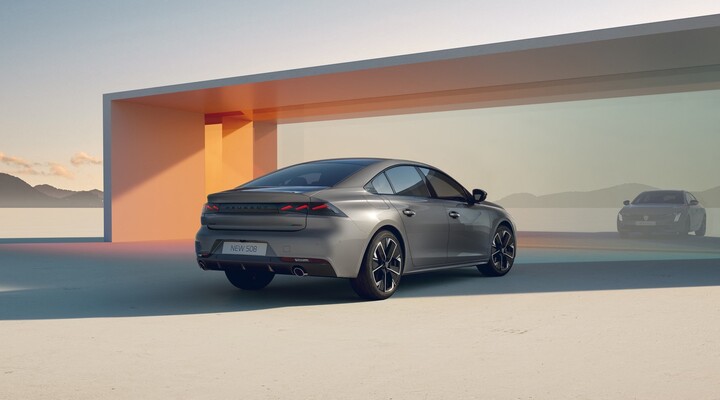El Peugeot 508 muestra su silueta trasera y lateral, un diseño que irradia deportividad. El Peugeot 508 muestra su silueta trasera y lateral, un diseño que irradia deportividad.