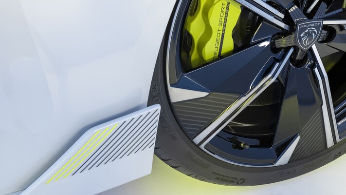 Detalle de la rueda del Peugeot 508, resaltando sus líneas modernas. Detalle de la rueda del Peugeot 508, resaltando sus líneas modernas.