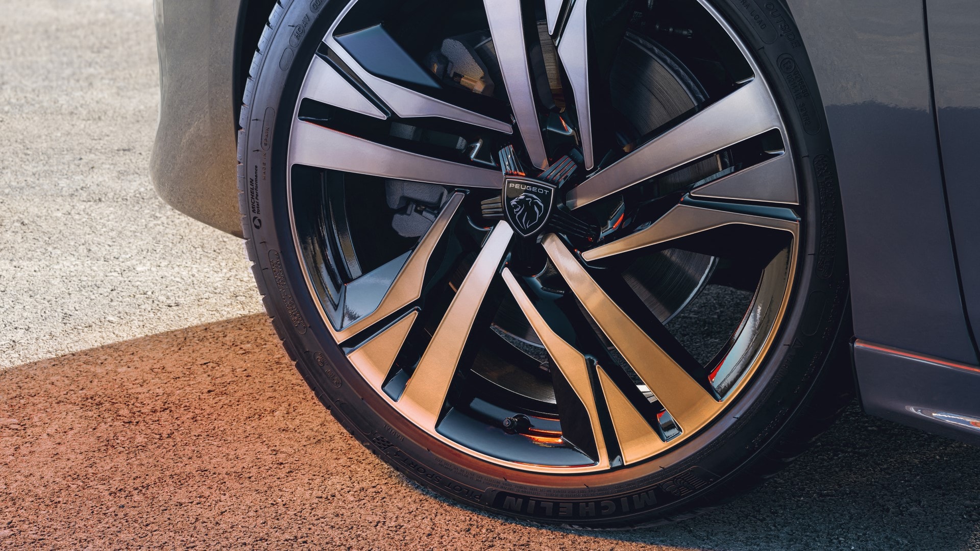 Rueda del Peugeot 508 con llantas de diseño sofisticado y toques deportivos.
