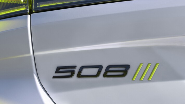 Toma detallada de la firma lateral del Peugeot 508, subrayando su carácter deportivo. Toma detallada de la firma lateral del Peugeot 508, subrayando su carácter deportivo.