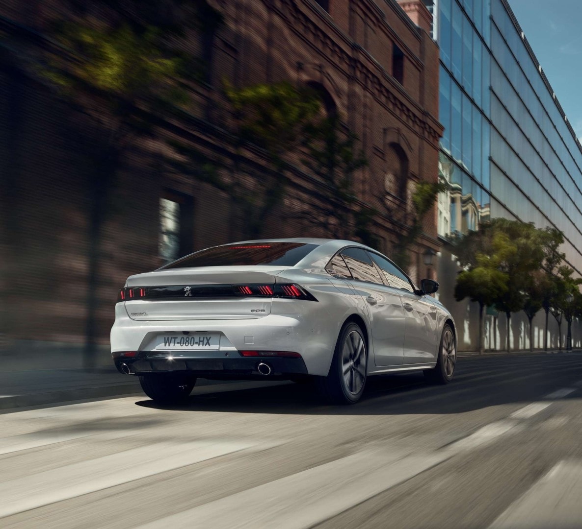 Vista trasera del Peugeot 508, destacando su firma lumínica.