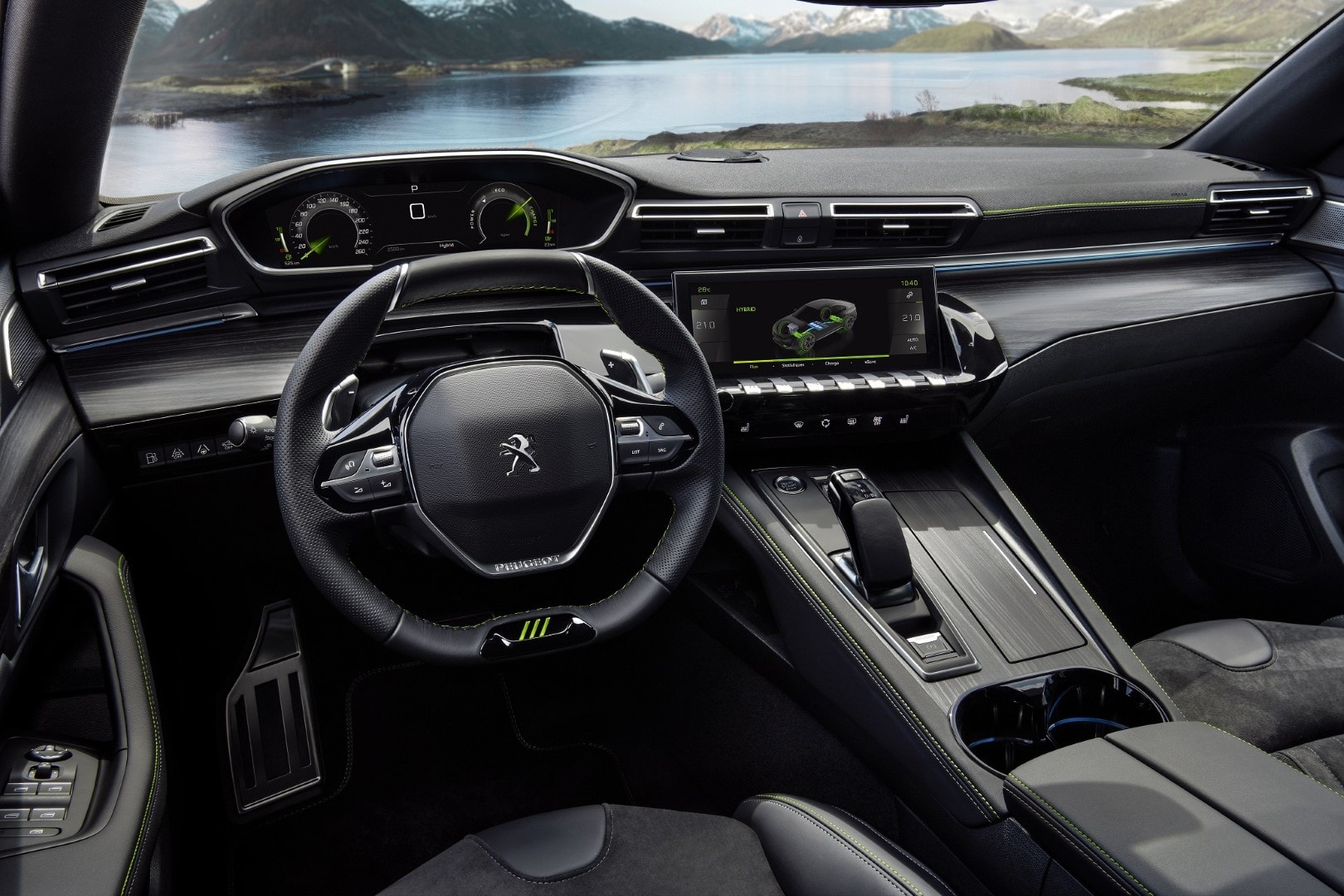 Vista del volante y panel de instrumentación del Peugeot 508, con diseño ergonómico y tecnología avanzada.