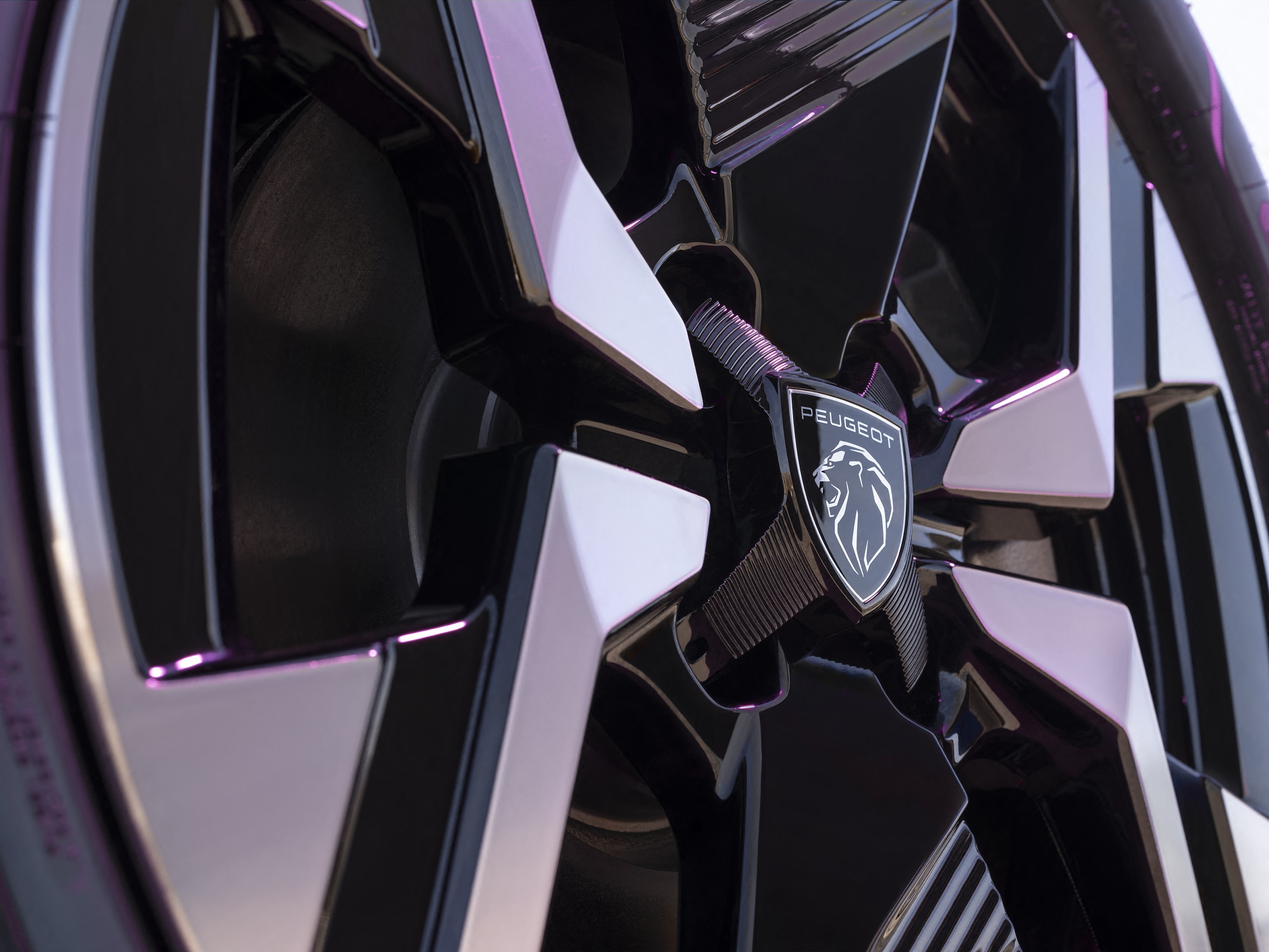 Rueda con diseño aerodinámico específico para Peugeot e-2008, optimizando la eficiencia.