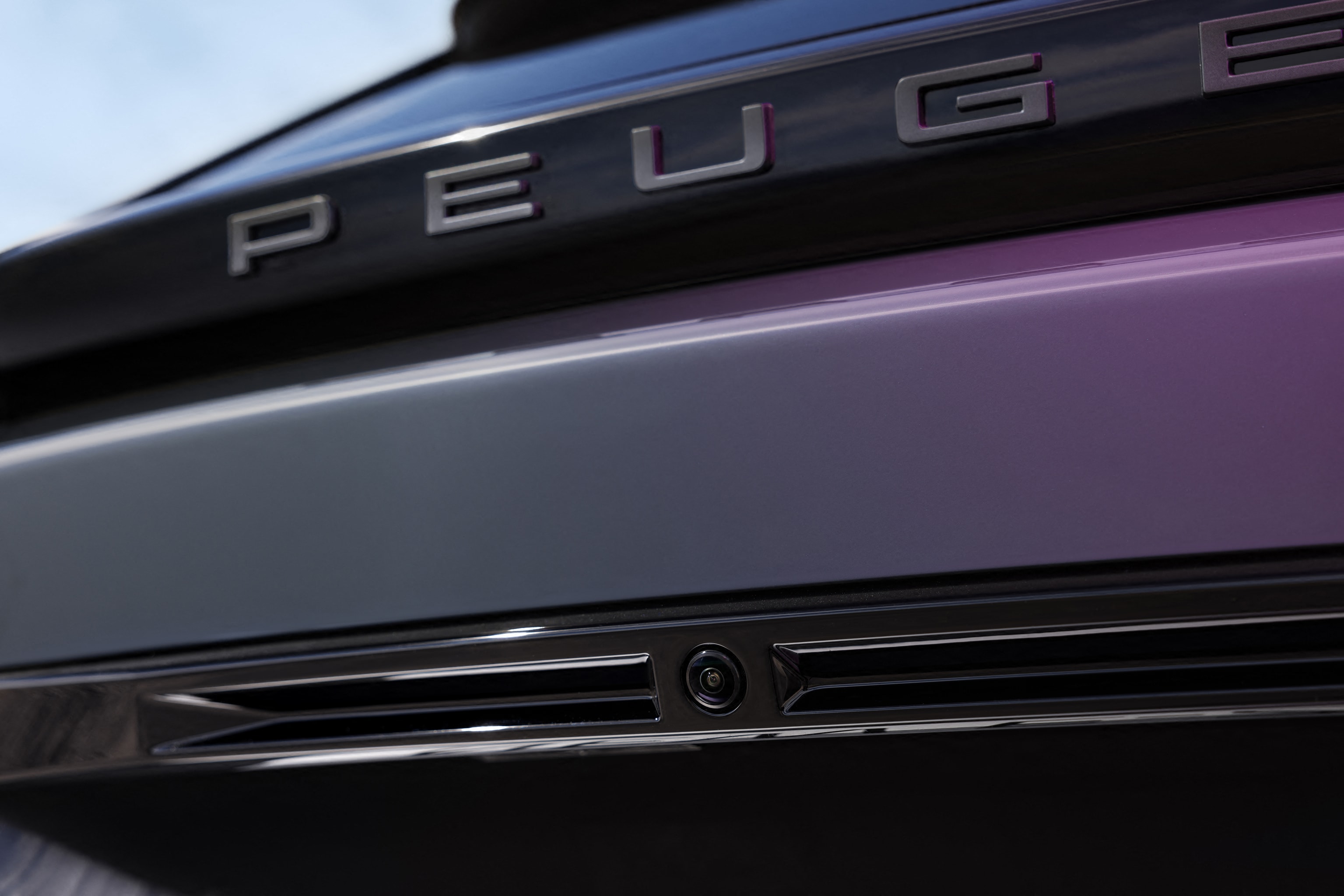 Acercamiento al acabado y detalles distintivos del Peugeot e-2008.