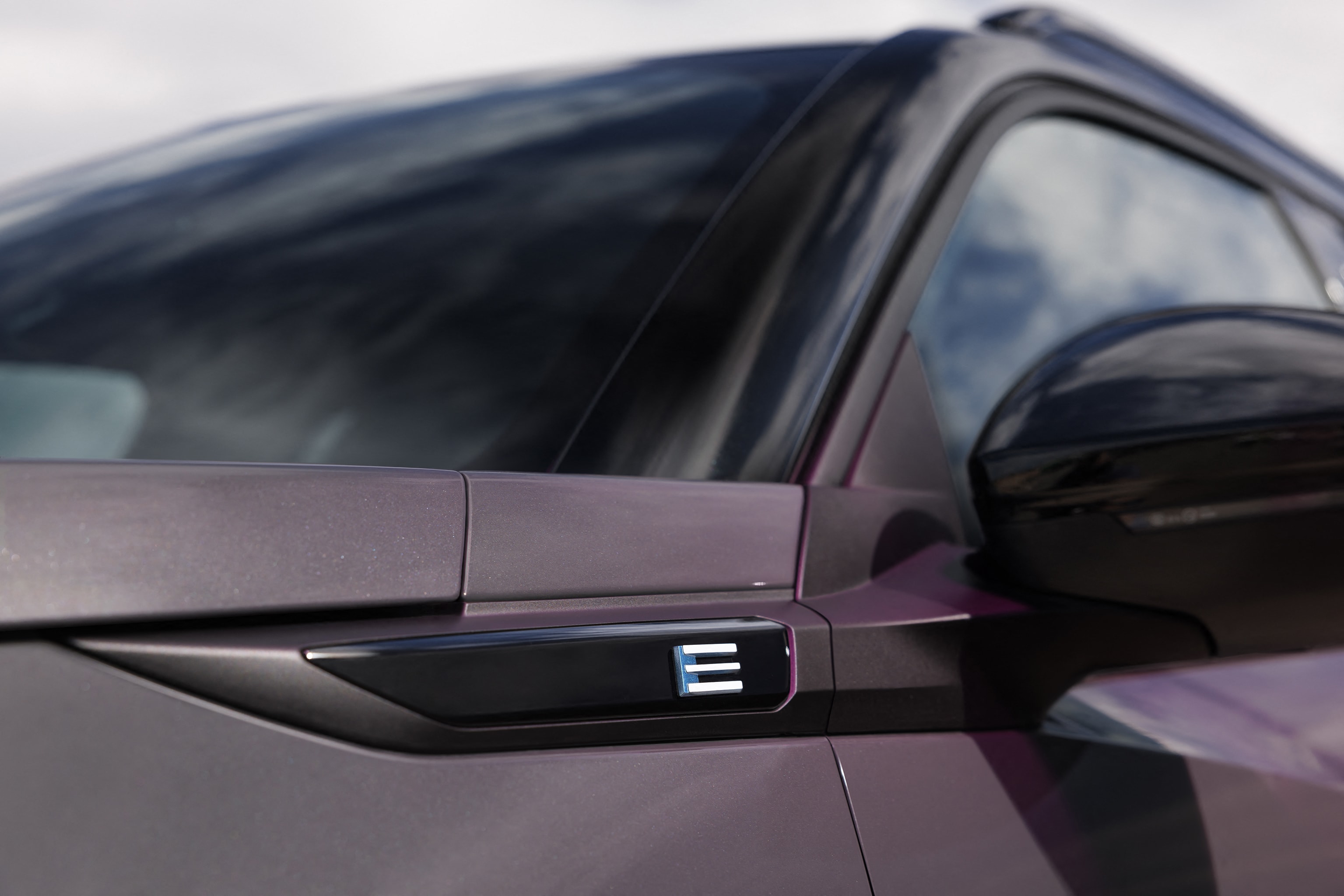 Detalle de la insignia 'E' que identifica al Peugeot e-2008 como eléctrico.