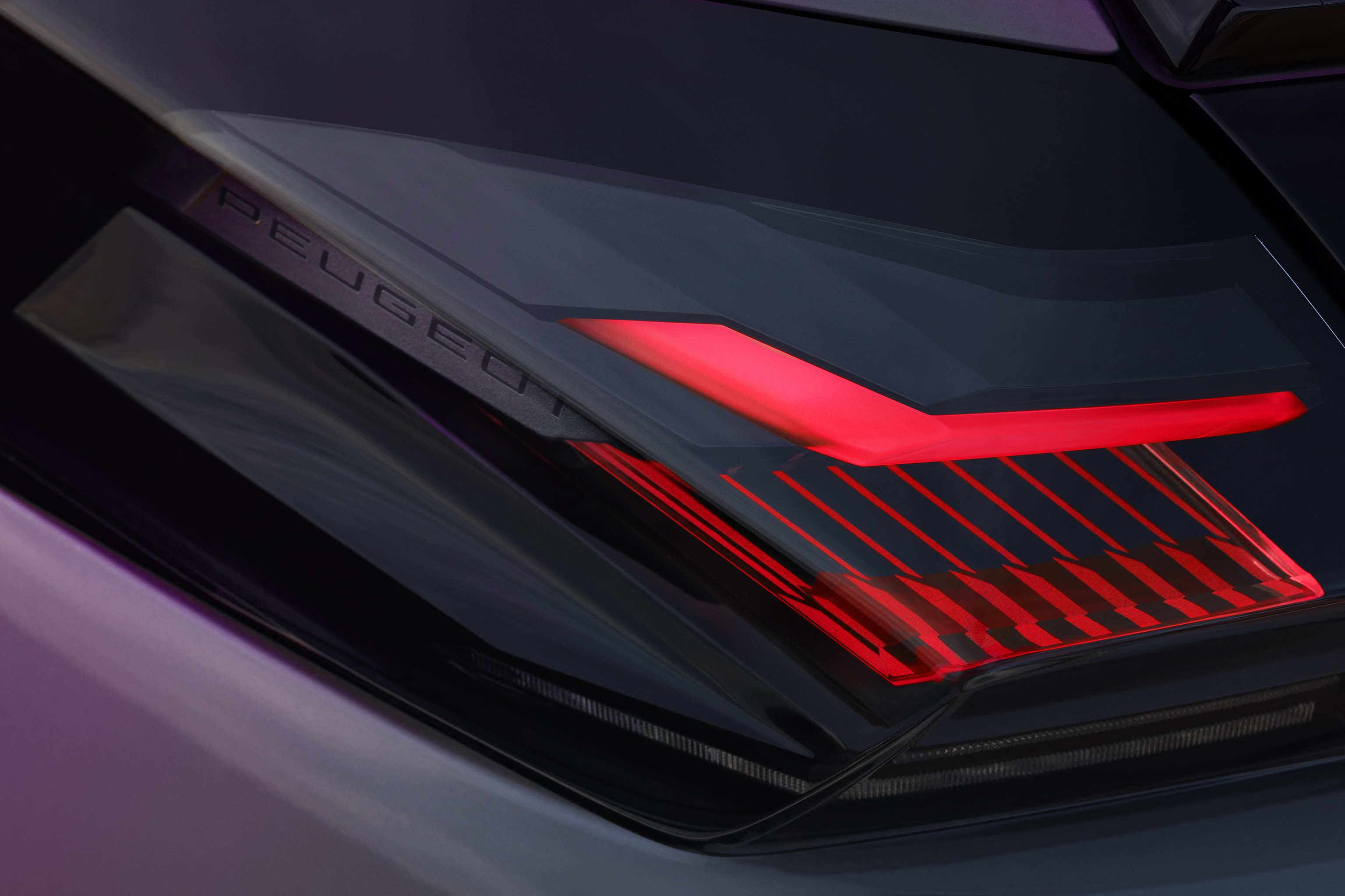 Detalle de las luces traseras LED con la firma luminosa característica de Peugeot
