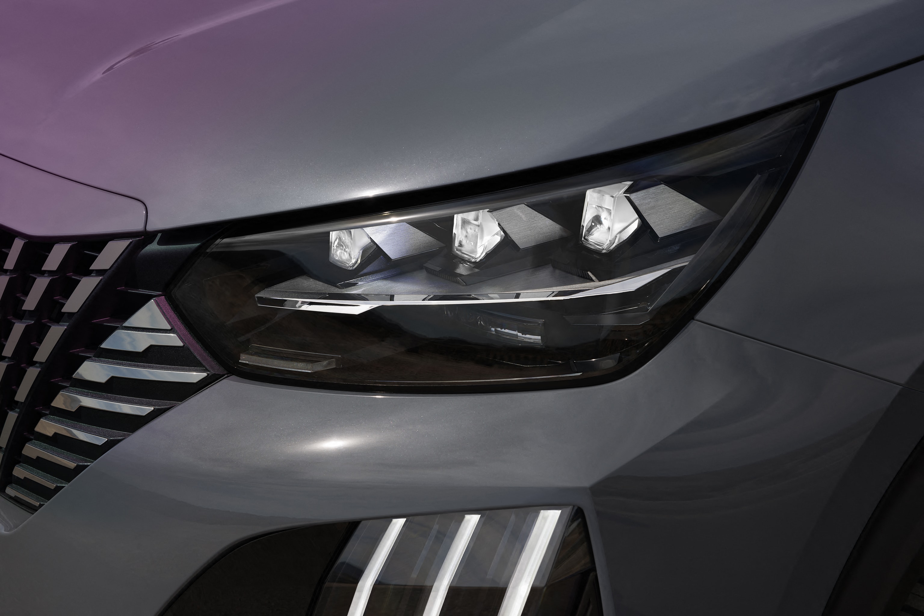 Imagen detallada de los focos LED delanteros del Peugeot e-2008.